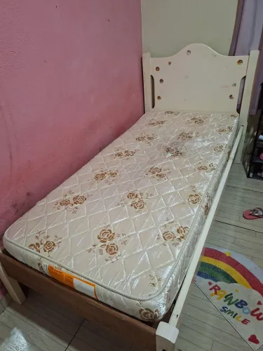 Vende cama de solteiro de madeira