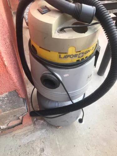 Aspirador de pó usado funciona