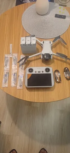 Drone Dji Mini3 pouco usado com 3 baterias, controle com e bolsa para transporte original.