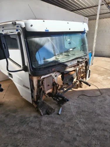 Cabine Mercedes Bens Axor modelo 2644 ano 2013 baixa completa câmbio semi automático.