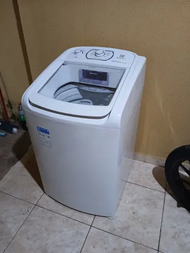 Vendo uma máquina de lavar roupa Electrolux 11kg semi nova