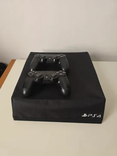Ps4 PRO 1TB - C/ 02 controles originais 