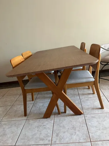 Mesa com pés de madeira maciça 