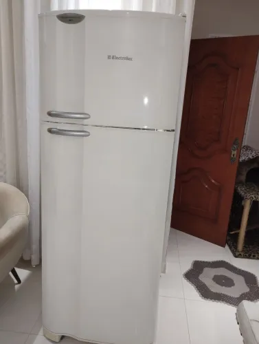 Geladeira Electrolux dc47, não está gelando a parte de baixo 