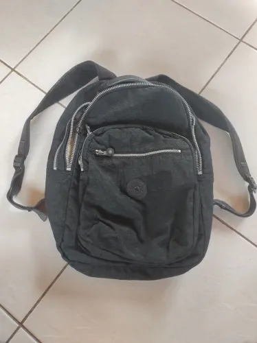 Mochila Kipling original, com defeito nos zíperes. Muito nova. 