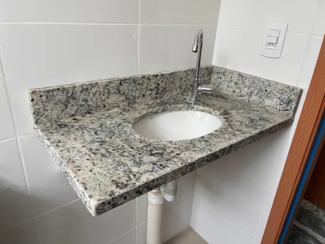 Duas Bancadas de Granito Branco Dallas com Cuba + Frontão - 75cm × 45 cm
