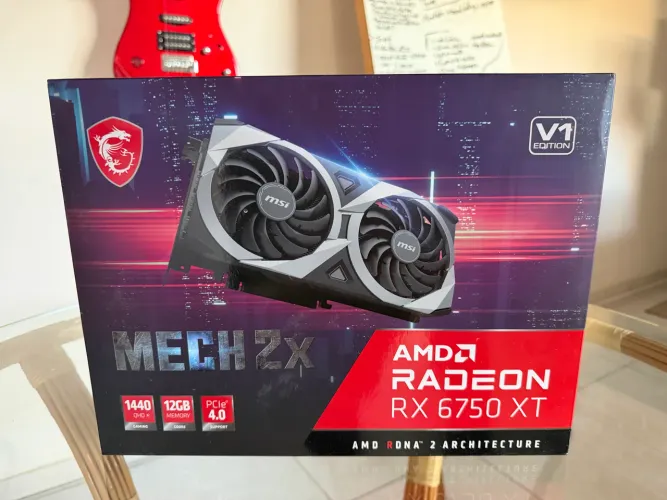 Placa de vídeo AMD Radeon RX 6750 XT em ótimo estado, perfeita para jogar em QHD (2K)