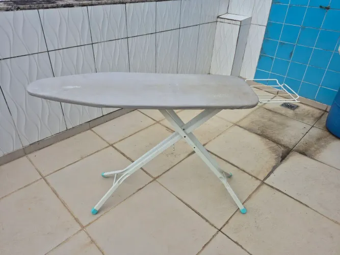 Tábua de passar roupa semi nova