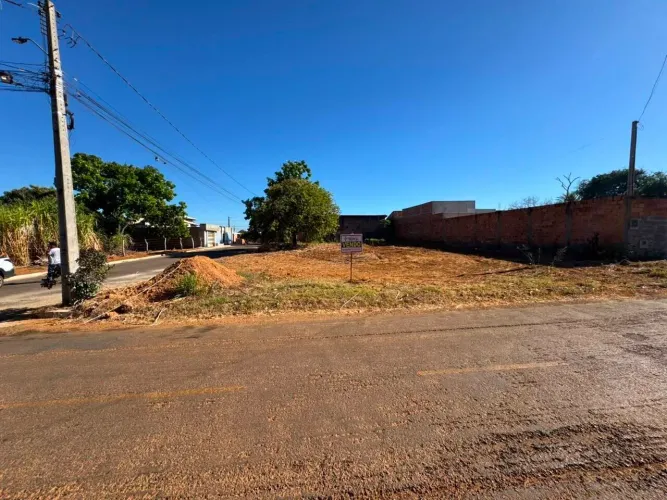 Vendo 02 lotes esquina e conta esquina Lalizado no setor Porto Raal em Porto Nacional-TO .