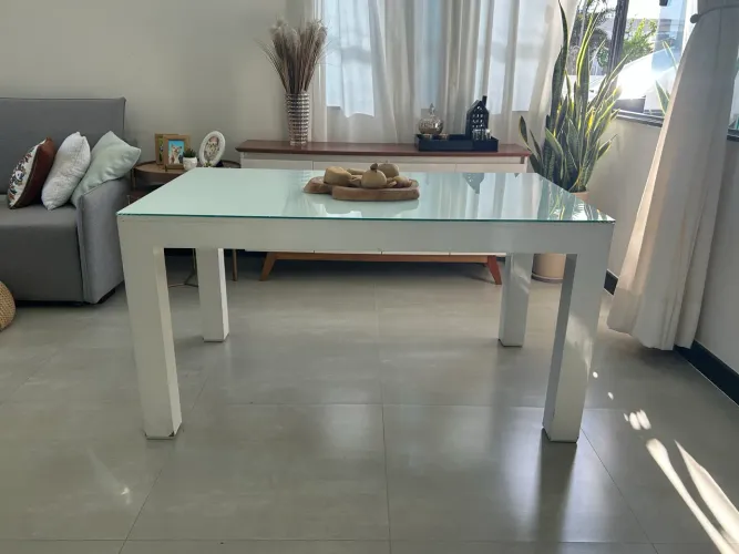 Mesa em Madeira laqueada com tampo de vidro.