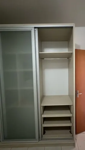 Guarda roupa com portas de vidro