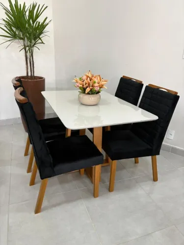 Mesa de jantar com 4 cadeiras