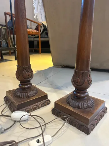 2 bases de abajures entalhados em Madeira 