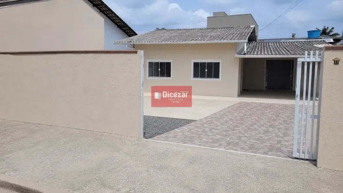 Casa alvenaria à venda com três dormitórios e excelente localização no bairro Nossa Senhor