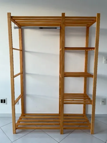 Estante com suporte para roupas