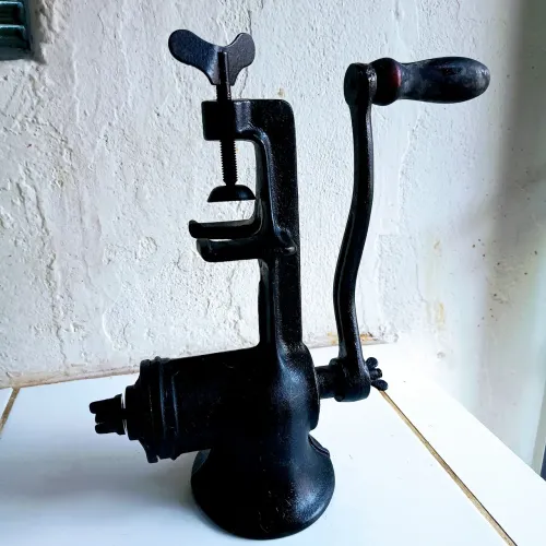 Antigo Moedor triturador de graos para decoração