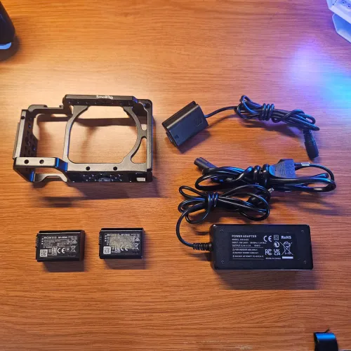 Acessórios Sony A6500<br><br>Cage Smallring<br>2 x baterias<br>Fonte para usar câmera na tomada