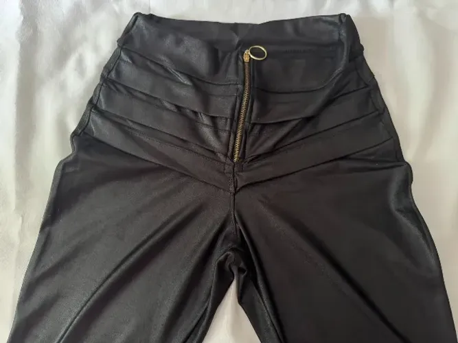 ? Calça Legging Brilhante com Abertura Frontal - Tam. M ?