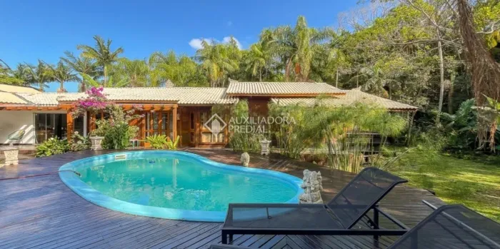 Refúgio exclusivo com piscina e natureza preservada.