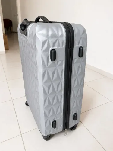 Doação - Mala de Viagem Grande Rígida 23 kg (Precisa de Ajuste nas Rodinhas)