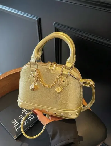 Bolsa Feminina Mini Dourada em PU com Corrente, Rebites e Alça Transversal Estilo Punk Y2K