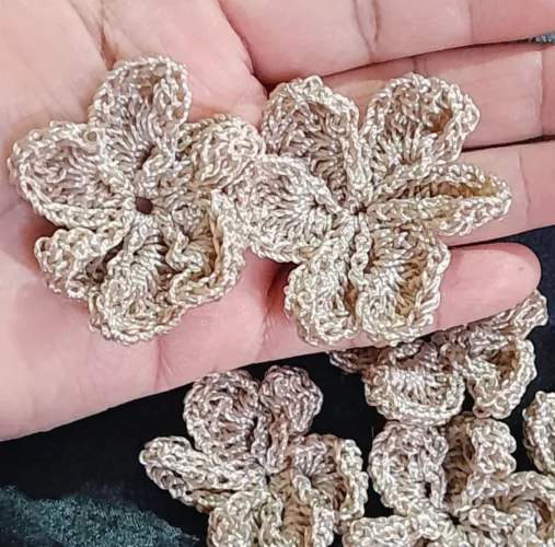 Flores de crochê para apliques  feitos com linha de polipropileno pacote com 10 umidades