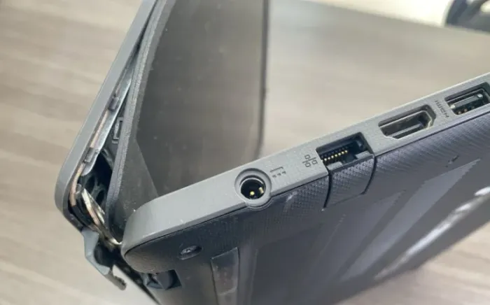 Carcaça de notebook quebrada  - realizamos reparo  JR Computadores assistência