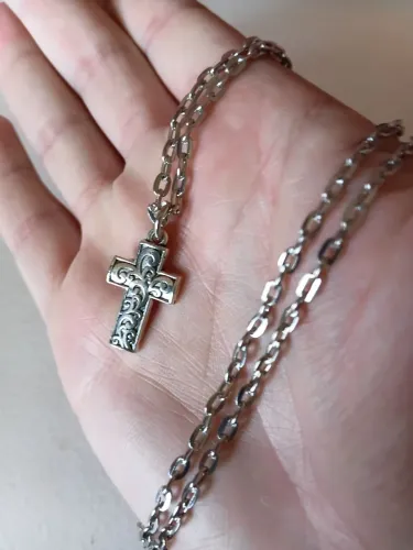 Crucifixo com padrão Floral/Arabesco Orgânico. NOVO. Aço com banho de ródio. 60 cm e 4 mm.