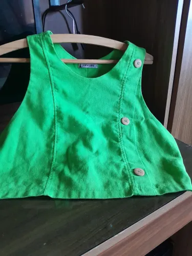 Roupas usadas em excelente estado.