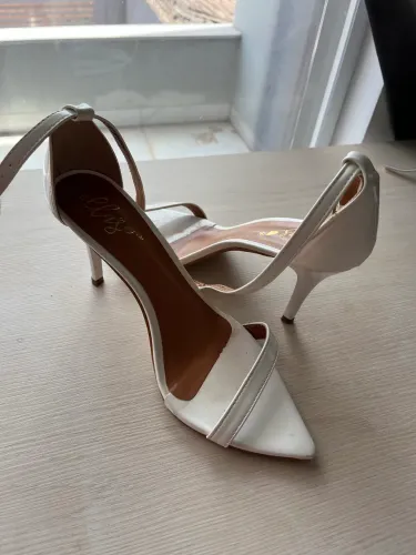 Salto branco bico folha 