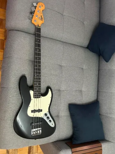 Baixo Fender Squier jazz bass
