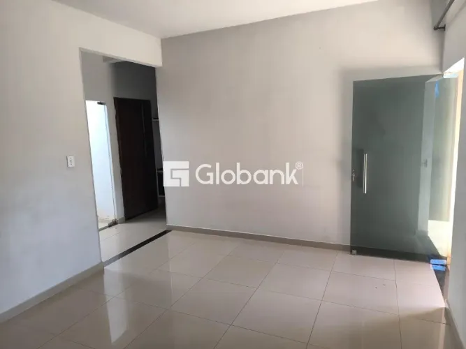 Casa à venda em Interlagos 240m2, 3 quartos sendo 1 suíte e piscina.