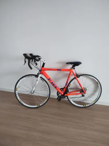 Bicicleta de corrida detalhes na descrição