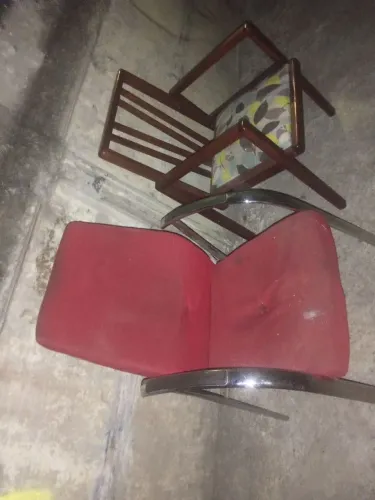 Vendo 2 cadeiras antigas para saí agora