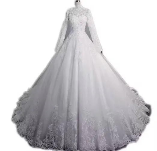 Vestido de noiva modelo princesa rendado com véu