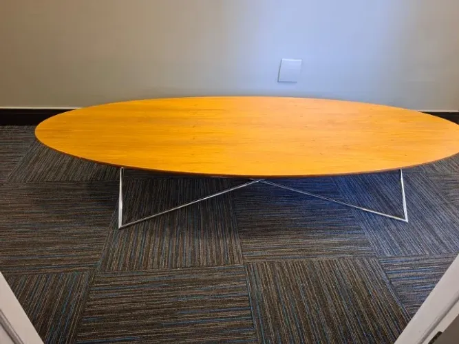 Mesa de centro oval com base geométrica cromada