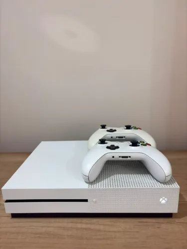 XBOX ONE S 1 TB + 2 CONTROLES + 2 JOGOS (leia a descriçã)