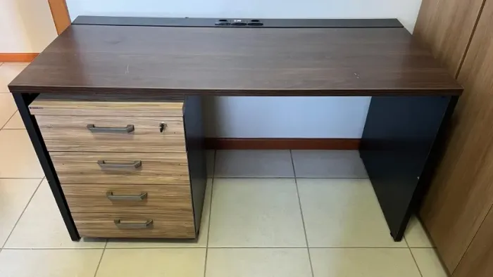 Mesa Escritorio Grande 1,35m Com Tomadas Madeira MDF Home Office