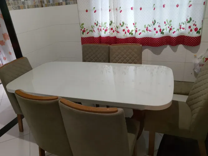 Vendo um mesa com 6 cadeiras estão vidro trincado $1.200