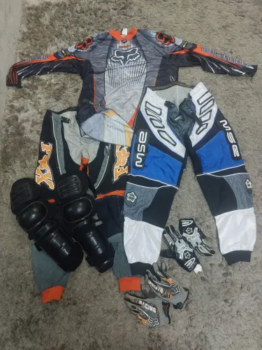 Conjunto de roupas e equipamentos d trilha