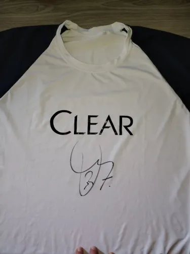 Camisa autografada Vini Jr