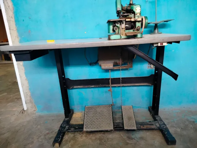 Vendo máquina de costura com mesa 