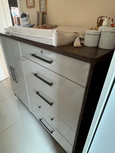 Cômoda 5 gavetas e 2 portas (com rodinha) super conservado!