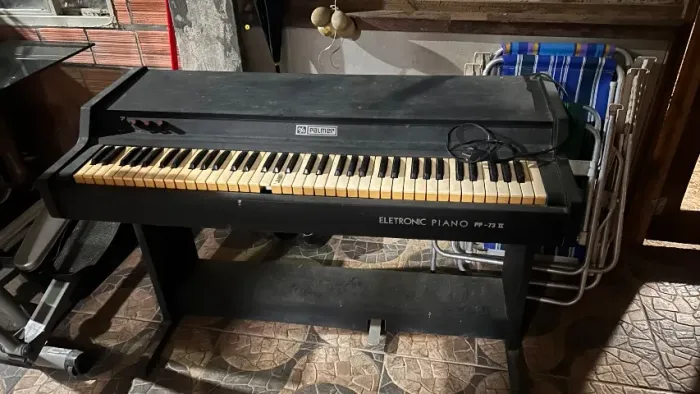 Piano elétrico de madeira