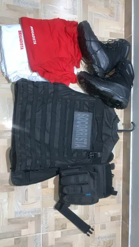 Coturno, colete, bornal e blusas brigadista