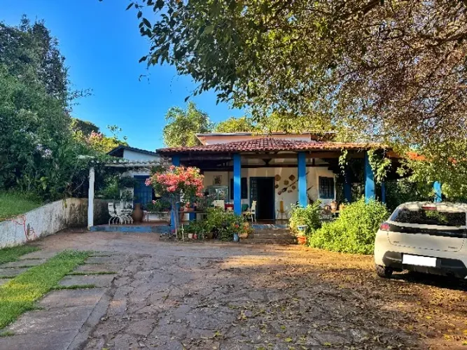 Chácara com 6.060m², 2 casas, capela, natureza exuberante próximo à Goiânia