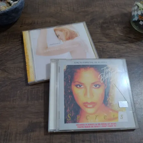 Álbuns originais Madonna Something to Remember e Tony Braxton SECRETS 