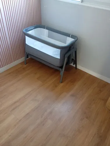 Berço portátil com regulagem e altura para de adequar com a altura da cama dos pais .