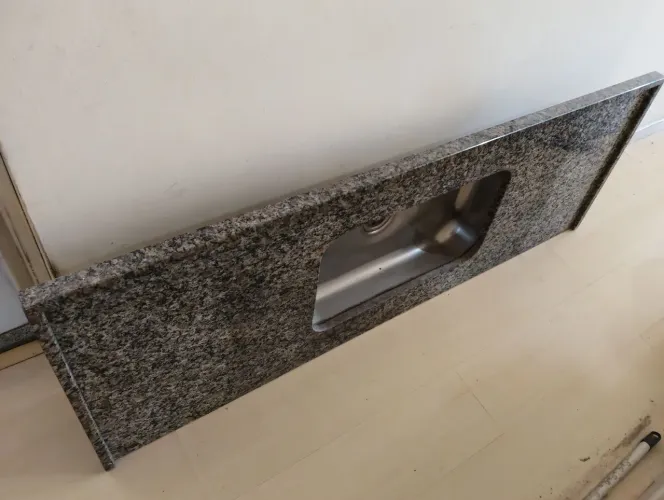 Pia de granito, cuba em alumínio, medindo 1,50 x 0,55