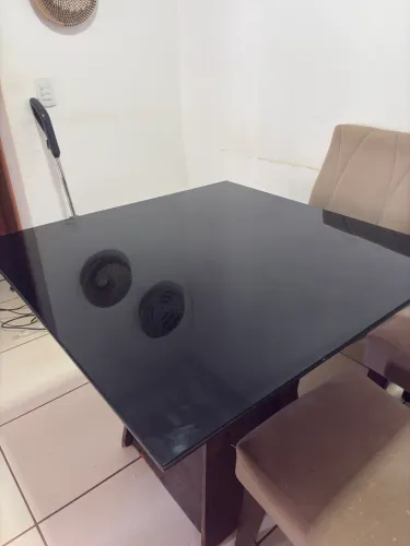 Vendo mesa (2 cadeiras)